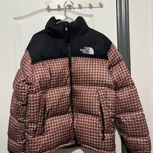 The North Face Men's Puffer Jacket - Black with Red Geo Print